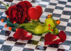 Figurka żaby z sercem obok róży