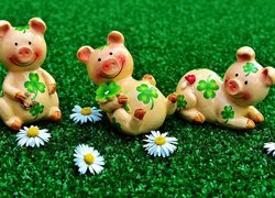 Figurki świnek na trawie