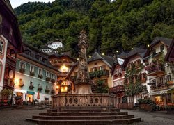 Austria, Rynek, Hallstatt, Kolumna, Figura Najświętszej Marii Panny, Figura Trójcy Świętej, Budynki, Domy, Ulica, Góry, Lasy