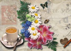 Filiżanka cappucino i kolorowe kwiaty na kartce pocztowej