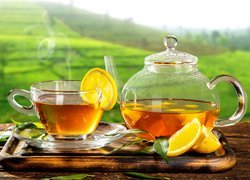 Filiżanka i dzbanek herbaty z cytryną