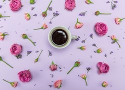 Filiżanka kawy wśród kwiatów
