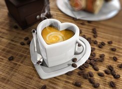 Filiżanka w kształcie serca z parującą kawą