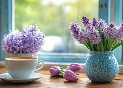 Kwiaty, Hiacynty, Tulipany, Wazon, Filiżanka, Kawa, Okno, Kompozycja
