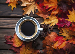 Filiżanka z kawą obok kolorowych liści