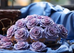Fioletowe róże na niebieskiej tkaninie
