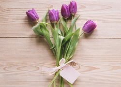 Fioletowe tulipany z kartonikiem na deskach
