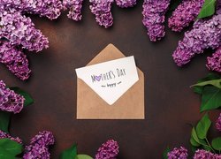 Fioletowy bez wokół kartki z życzeniami na Dzień Matki