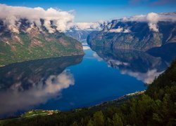 Góry, Fiord, Aurlandsfjord, Chmury, Hrabstwo Vestland, Norwegia