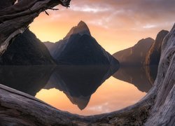 Zachód słońca, Zatoka Milforda, Fiord Milford, Góry, Alpy Południowe, Góra Mitre Peak, Odbicie, Park Narodowy Fiordland, Wyspa Południowa, Nowa Zelandia