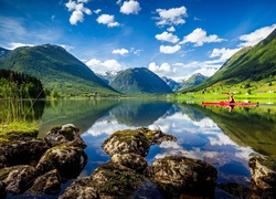 Fiord Innvikfjorden w norweskim okręgu Sogn og Fjordane