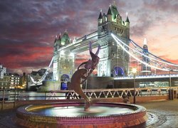 Fontanna Girl with a Dolphin Fountain na tle mostu Tower Bridge