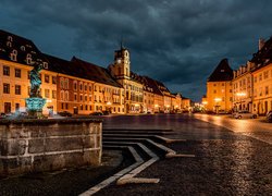 Fontanna i oświetlone domy na rynku miasta Cheb w Czechach