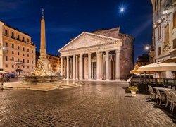 Fontanna i Panteon na Piazza della Rotonda w Rzymie