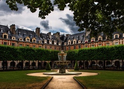 Fontanna na Place des Vosges w Paryżu