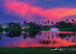 Fontanna na stawie w Palm Beach Gardens o zachodzie słońca