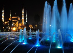Fontanna przed Błękitnym Meczetem w Stambule nocą