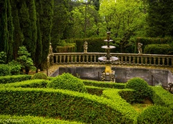Fontanna w ogrodzie przy willi Peyron na wzgórzach w Fiesole