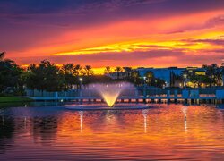 Fontanna w Palm Beach Gardens o zachodzie słońca