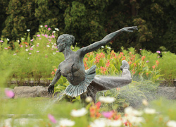 Fontanna z tańczącą baletnicą w Ogrodzie Botanicznym w Poznaniu