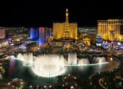 Fontanny Fountains of Bellagio na sztucznym jeziorze w  Las Vegas