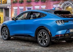 Ford Mustang Mach-E w kolorze niebieskim