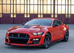 Ford Mustang Shelby GT500 w czerwonym kolorze