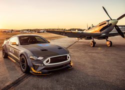 Ford RTR Mustang GT z awionetką