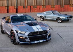 Fordy Mustangi Shelby GT500 rocznik 2021 i 1967