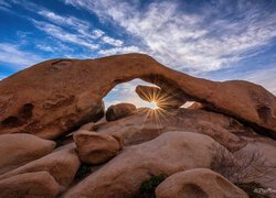 Skały, Formacja Arch Rock, Niebo, Promienie słońca, Park Narodowy Joshua Tree, Kalifornia, Stany Zjednoczone