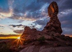 Stany Zjednoczone, Utah, Park Narodowy Arches, Człowiek, Niebo, Chmury, Zachód słońca, Skały, Formacja skalna, Balanced Rock