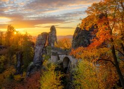 Niemcy, Saksonia, Park Narodowy Saskiej Szwajcarii, Góry Połabskie, Las, Drzewa, Jesień, Bastei, Skały, Zachód słońca, Chmury