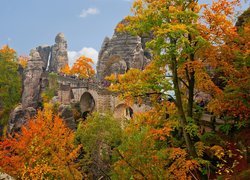 Formacja skalna Bastei wśród kolorowych jesiennych drzew
