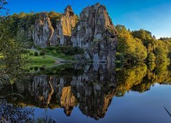 Skały, Formacja Externsteine, Jezioro, Drzewa, Odbicie, Horn-Bad Meinberg, Gmina Lippe, Nadrenia Północna-Westfalia, Niemcy