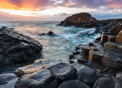 Morze, Skały, Zachód słońca, Chmury, Formacja Giants Causeway, Grobla Olbrzyma, Antrim, Irlandia Północna