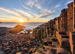 Morze, Skały, Formacja Giants Causeway, Grobla Olbrzyma, Kamienie, Wschód słońca, Antrim, Irlandia Północna