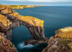 Park Narodowy Pembrokeshire Coast, Walia, Wielka Brytania, Skały, Łuk Green Bridge of Wales, Zielony Most, Wybrzeże, Morze