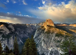 Stany Zjednoczone, Stan Kalifornia, Park Narodowy Yosemite, Szczyt Half Dome, Góry, Drzewa