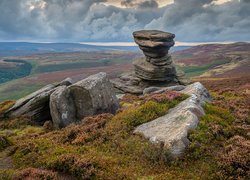 Wrzosowisko, Wzgórze, Skały, Kamienie, Ciemne, Chmury, Park Narodowy Peak District, Formacja skalna, Salt Cellar, Hrabstwo Derbyshire, Anglia