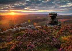 Zachód słońca, Wrzosowisko, Skały, Park Narodowy Peak District, Formacja skalna, Salt Cellar, Hrabstwo Derbyshire, Anglia