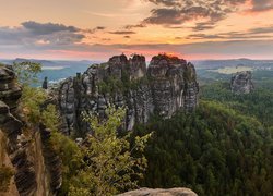 Zachód słońca, Góry Połabskie, Skały, Formacja, Schrammsteine, Drzewa, Park Narodowy Saskiej Szwajcarii, Niemcy