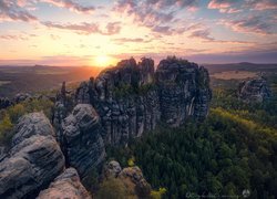 Niemcy, Góry Połabskie, Park Narodowy Saskiej Szwajcarii, Skały, Formacja Schrammsteine, Zachód słońca, Drzewa, Rośliny