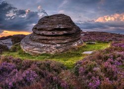 Formacja skalna z piaskowca na wzgórzu Over Owler Tor w Anglii