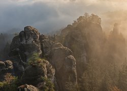 Formacje skalne Hruboskalsko we mgle