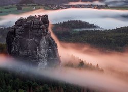 Formacje skalne i mgła nad lasami w Parku Narodowym Saskiej Szwajcarii