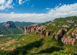 Góry, Skały, Formacje skalne, Mallos de Riglos, Dolina, Rośliny, Hiszpania