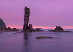 Formacje skalne na brzegu morza w rezerwacie przyrody Lazovsky