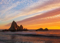 Formacje skalne na plaży Martins Beach w Kalifornii