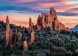 Formacje skalne o zachodzie słońca w parku Garden of the Gods