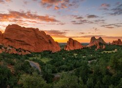 Wschód słońca, Chmury, Skały, Drzewa, Formacje skalne, Park, Garden of the Gods, Colorado Springs, Kolorado, Stany Zjednoczone